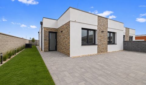 NA PREDAJ NOVÝ 4i DOM S TERASOU A ZÁHRADOU – HVIEZDOSLAVOV