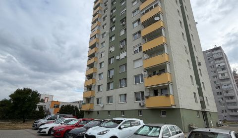 Veľký 3-izbový byt v centre Galanty s balkónom – skvelá lokalita