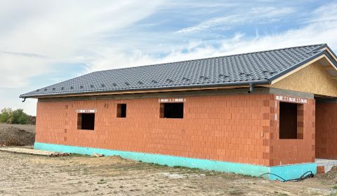 Rozostavaný Priestranný rodinný dom blízko mesta - v obci Hatalov