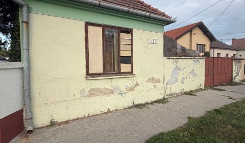Pozemok 1 315 m² so staršou autodielňou a domom na predaj v Kajali