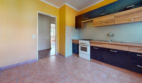 PREDAJ 3 izbový, tehlový byt s balkónom a garážou blízko centra
