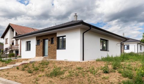 Bungalov v centre obce Cabaj Čápor v štandarde, Dom č.1