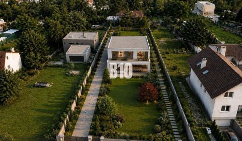 JEDINEČNÝ POZEMOK 2 554 m² PRE LUXUSNÉ RODINNÉ SÍDLO POD LESOM – Stupa