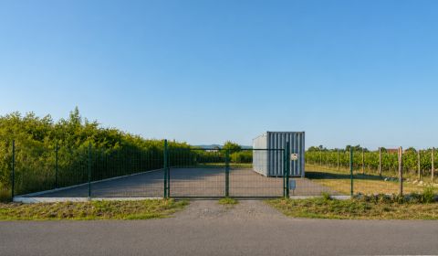 Jedinečný pozemok v Modre pod Karpatmi – vhodný na výstavbu