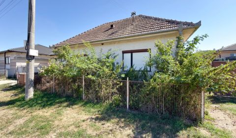 Rodinný dom na veľkom pozemku s investičným potenciálom – Hruboňovo