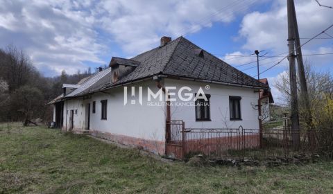 NA PREDAJ - Starší dom s veľkým pozemok v obci Čabiny