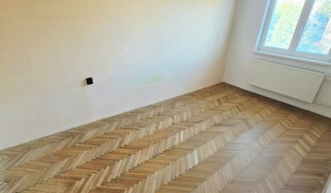 3 izbový byt Bánovce nad Bebravou/ CENTRUM/ 62 m2 LOGGIA/ PIVNICA