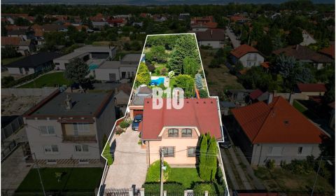 Priestranný 5-izbový rodinný dom (190 m²) s krásne upraveným 13a pozem