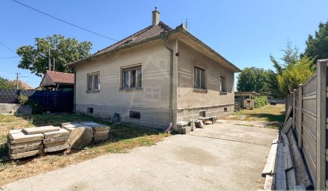 Investičná príležitosť v centre Bernolákova: veľký rodinný dom na 12-á