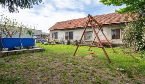 Exkluzívny pozemok s rodinným domom, úplne centrum Dunajská Lužná