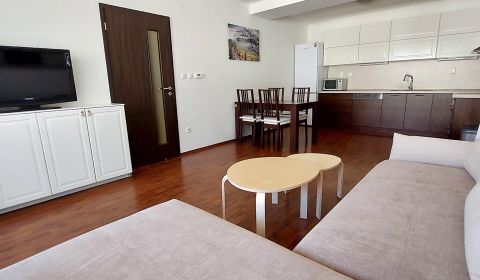 PRENÁJOM: SLNEČNÝ 3 IZBOVÝ BYT S BALKÓNOM A PARKOVANÍM, CENTRUM