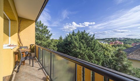 Kramáre - 2 izbový byt s veľkou 5,5 m2 loggiou po celej dĺžke bytu