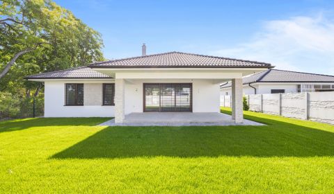  PREDAJ- NOVOSTAVBA 4-IZBOVÝ BUNGALOV S DVOJGARÁŽOU A HOTOVOU ZÁHRADOU