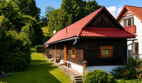 Drevenica v autentickom štýle na priestrannom pozemku – Beňadiková