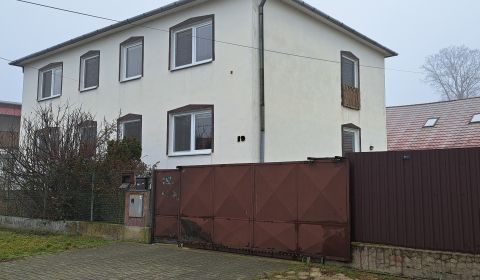 Rodinný dom, 4 bytové jednotky, Kalná nad Hronom (SM-900)