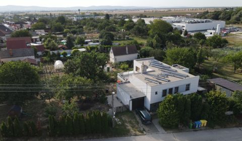 Priestranný rodinný dom  – súkromie, veľký pozemok a nízke náklady