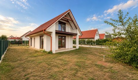 1.BCR | MODERNÝ 4-IZB. REKREAČNÝ RD | NOVOSTAVBA, ZELENÁ VODA, SÚKROMI