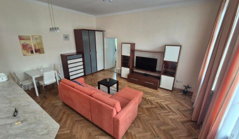 Predáme 2 izb byt na Obchodnej ulici 