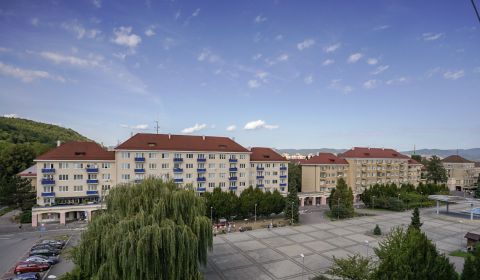 Svetlý 2-izbový byt s výhľadom na námestie v Novej Dubnici