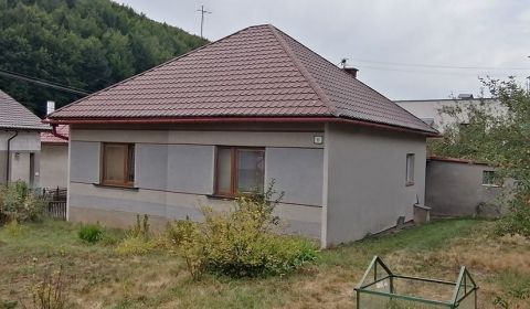 Rodinný dom v obci Poniky na rovinatom pozemku 705 m²