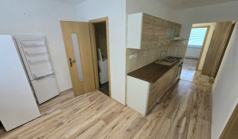 PRENÁJOM Bánovce nad Bebravou/3 IZBOVÝ BYT/ CENTRUM-STRED/