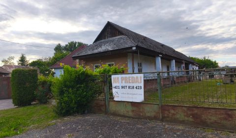 Starý kamenný RD v obci Opatovská Nová Ves, okr. V. Krtíš.
