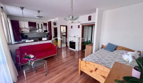 NA PRENÁJOM – KOMPLETNE ZREKONŠTRUOVANÝ 1-IZBOVÝ BYT S BALKÓNOM V PIEŠ