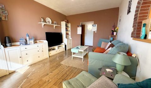 Ponúkam na predaj 3-izbový byt vo výbornej lokalite, Lúky, Vráble, 76m