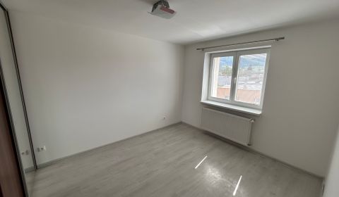 3-IZBOVÝ TEHLOVÝ BYT V DUBNICI N/V, BALKÓN, VLASTNÉ KÚRENIE A VÝBORNÉ 