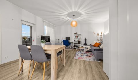 1.BCR | PRIESTRANNÝ 2-IZB. APARTMÁN V MAMAPAPA, PIVNICA, PARKING
