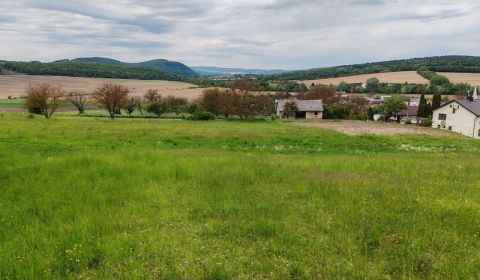 Pozemok na samote s panorámou hradu Čičva — ideálne na dom alebo farmu
