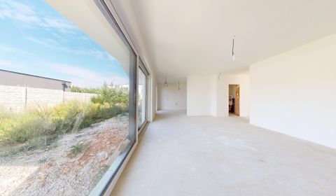Skolaudovaný 4 izbový RD bungalov 101,65 m2 na pozemku 531 m2, Senec