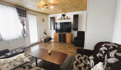 94,66 m², štyri izby a nikto nad hlavou. A Komenského má svoje výhody!
