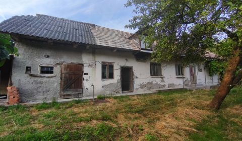 Kamenný vidiecky dom v obci Čelovce okres Veľký Krtíš.