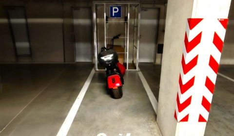 Parkovacie státie na motorku v garážach, Vrbenského, Bratislava-Rača