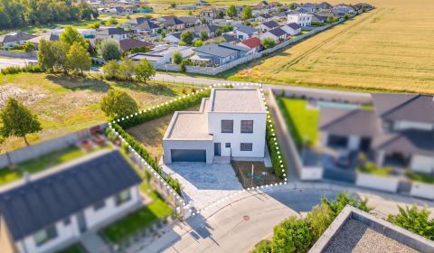 PREDAJ Moderný 5-izbový rodinný dom s dvojgarážou, Hrubá Borša