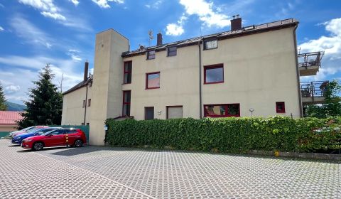 BÝVANIE V CENTRE MESTA: 3-IZBOVÝ BYT S LODŽIOU, TERASOU A GARÁŽOVÝM ST
