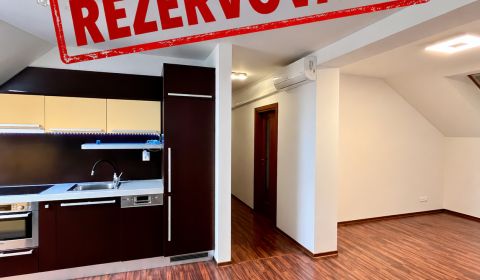 BÝVANIE V CENTRE MESTA: 3-IZBOVÝ BYT S LODŽIOU, TERASOU A GARÁŽOVÝM ST