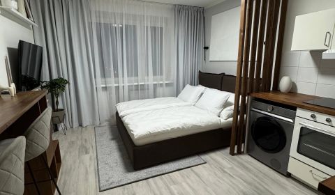 Garzónka Záhradnícka ul.,Staré Mesto,so zariadením,parkovanie vo dvore