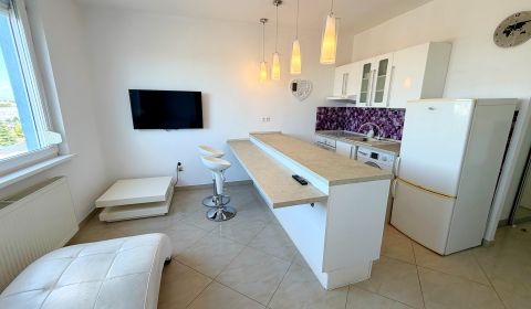 Na predaj kompletne prerobený 1 izbový byt, Vráble - Lúky, 36m2, 7/7