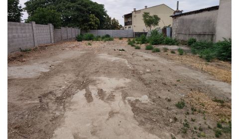 Na predaj vyčistený stavebný pozemok s betónovým oplotením 
