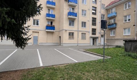 NA PREDAJ! 2i byt v pôvodnom stave priamo na námestí v Novej Dubnici