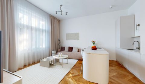RIVERS | Staromestský byt rekonštruovaný s citom pre štýl a detail 