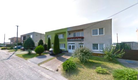 Na predaj priestranný rodinný dom s garážou v obci Brodské