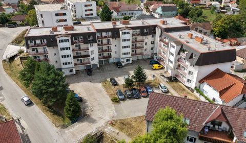 Zaujímavý tehlový 3-izbový byt s balkónom, loggiou i garážou