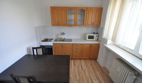 1-IZBOVÝ BYT V DUBNICI NAD VÁHOM – 34 m², 3. POSCHODIE, ČIASTOČNE ZARI