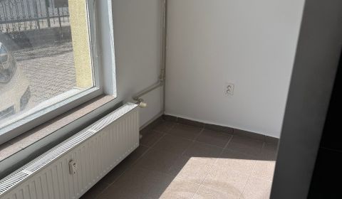 Obchodný priestor, kancelária - Sarartovská ul. 