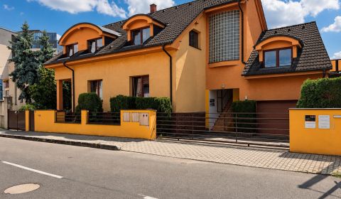 Reprezentatívna vila v centre mesta, 1127 m2 ul. Jilemnického, TN 