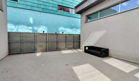 Prenájom tichej kancelárie (13 m²) s terasou na Bajkalskej – Ružinov