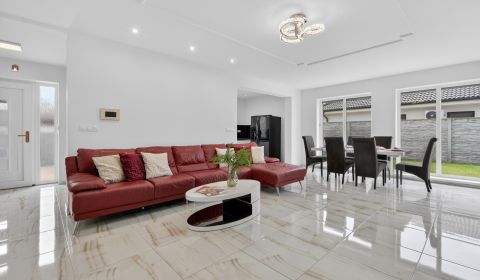 4 izbový dom, 128 m2, pozemok 686 m2, garáž, bazén, Miloslavov